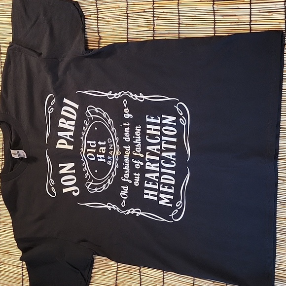 NWOT Jon Pardi "Heartache Medication" Old Fashion Don't Go Out of Fashion Tee - Picture 2 of 9